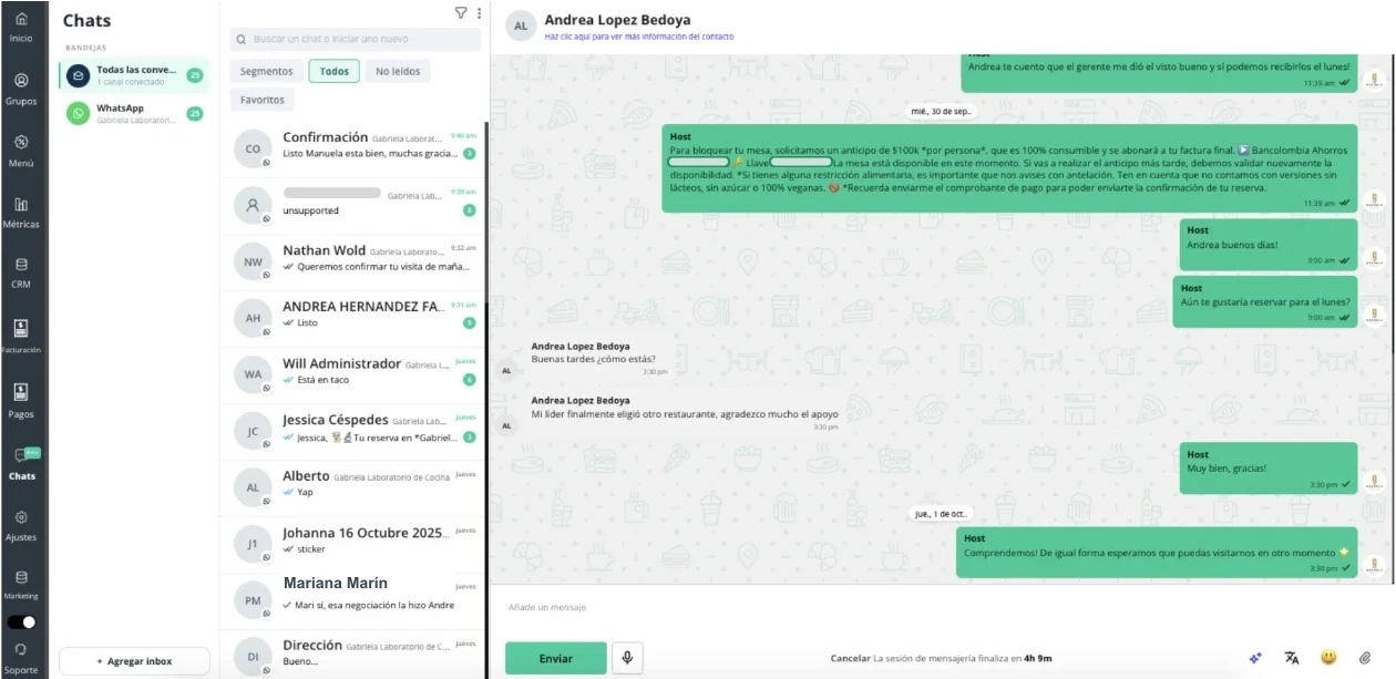 Bandeja de WhatsApp CRM de Apparta: lista de conversaciones y chat con un cliente (datos de contacto enmascarados)